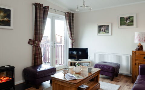Lodge 2: Möbel, Interior Design, Holz, Flooring, Fussboden, Zimmer, Wohnzimmer, Couch, Bilderrahmen, Tabelle