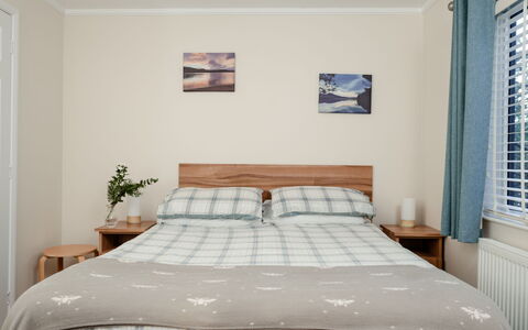 Lodge 2: Bett, Möbel, Bedding, Schlafzimmer, Bettdecke, Interior Design, Holz, Linens, Fussboden, Zimmer