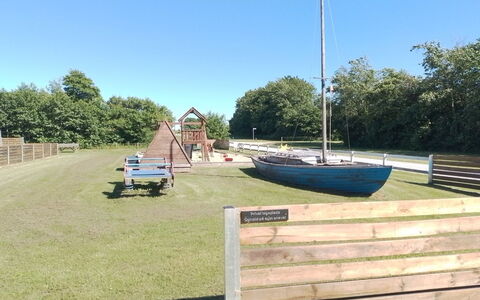 Franzisca - 200M to the Fjord: Pole, Park, Rasen, Spielmittel, Schatten, Garten, Außenbank, Bank, Planke