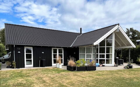 Sejer - 350M from the Sea: Dach, Haus, Hütte, Zuhause, Abstellgleis, Rasen, Garten, Garten, Estate, Bauernhaus