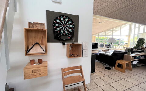 Sejer - 350M from the Sea: Holz, Interior Design, Decke, Flooring, Beleuchtung, Möbel, Fussboden, Light Fixture, Zimmer, Wohnzimmer