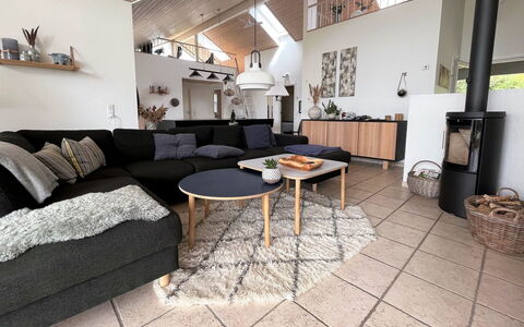 Sejer - 350M from the Sea: Holz, Flooring, Wohnzimmer, Couch, Möbel, Zuhause, Interior Design, Fussboden, Wohnung