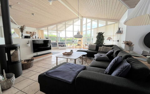 Sejer - 350M from the Sea: Zuhause, Couch, Wohnzimmer, Decke, Design, Hartholz, Zimmerpflanze, Deckenventilator, Light Fixture