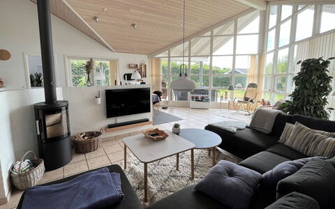 Sejer - 350M from the Sea: Couch, Interior Design, Flooring, Wohnzimmer, Holz, Möbel, Fussboden, Decke, Zuhause