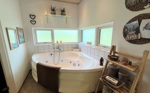 Sejer - 350M from the Sea: Interior Design, Flooring, Fussboden, Armatur, Decke, Badewanne, Beleuchtung, Zimmer, Badezimmer, Installation