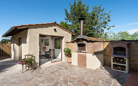 Villa Gori: Haus, Hütte, Zuhause, Tür, Blumentopf, Flagstone, Garten, Schatten, Zimmerpflanze