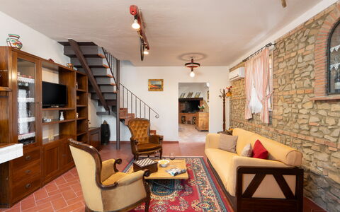 Villa Gori: Möbel, Interior Design, Couch, Flooring, Decke, Wohnzimmer, Zimmer, Fussboden, Tabelle, Beleuchtung