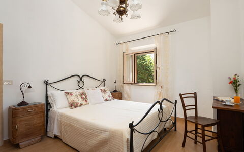 Villa Gori: Möbel, Bett, Schlafzimmer, Wand, Interior Design, Holz, Flooring, Fussboden, Bedding, Bettdecke