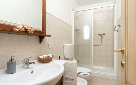 Villa Gori: Flooring, Bad Sink, Interior Design, Fussboden, Armatur, Badezimmer, Sinken, Toilette, Toilleten Sitz, Möbel