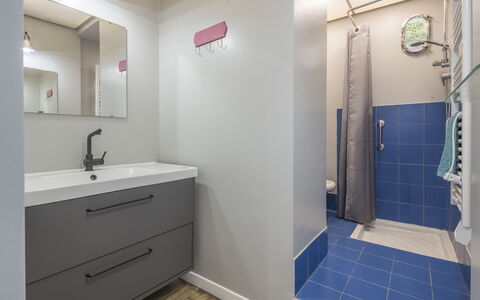 Central Cozy Nest With Parking, Bogliasco: Flooring, Fussboden, Armatur, Wand, Badezimmer, Badezimmerschrank, Bad Sink, Interior Design, Sinken, Installation