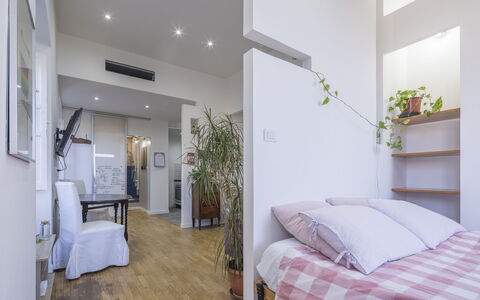 Central Cozy Nest With Parking, Bogliasco: Möbel, Interior Design, Flooring, Fussboden, Zimmer, Holz, Schlafzimmer, Decke, Bett, Textil