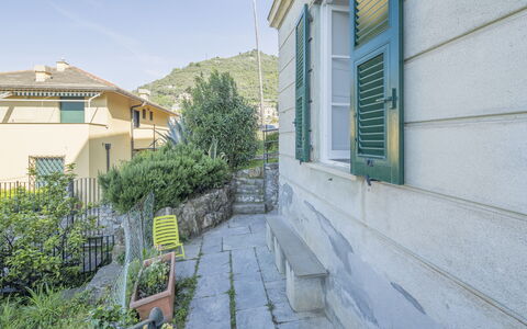Central Cozy Nest With Parking, Bogliasco: Wand, Verbundwerkstoff, Tür, Beton, Schatten, Zimmerpflanze, Flagstone, Blumentopf, Balkon, Treppe