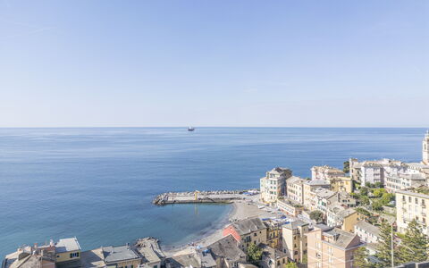 Central Cozy Nest With Parking, Bogliasco: Blau, Wasser, Gewässer, Wasservorräte, Horizont, Küste, Meer, Küsten Und Ozeanische Forms, Stadt, Wasserweg