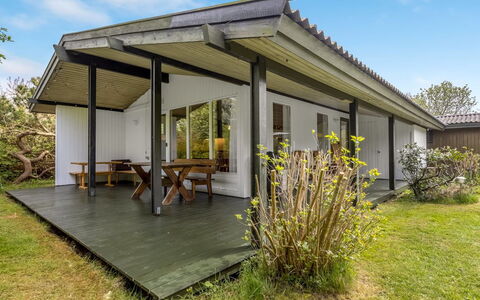 Rikkart - 400M from the Sea: Estate, Schatten, Auffahrt, Bauernhaus