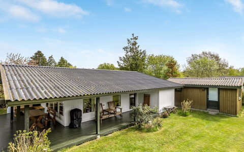Rikkart - 400M from the Sea: Estate, Schatten, Auffahrt, Bauernhaus