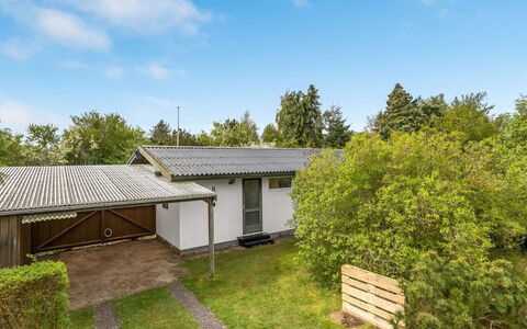 Rikkart - 400M from the Sea: Estate, Schatten, Auffahrt, Bauernhaus
