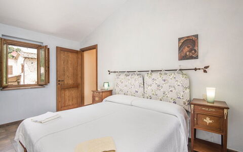 Casa Lavanda, Ac, Wifi, Narni: Wand, Möbel, Zuhause, Schlafzimmer, Bett, Wohnung, Bettrahmen, Bedding, Bettdecke, Linens
