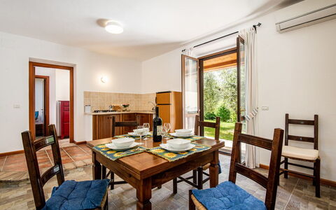 Casa Alloro, Ac, Wifi, Narni: Flooring, Möbel, Tür, Stuhl, Holzbeize, Decke, Küche & Esszimmer Tisch, Hartholz, Esszimmer, Zimmerpflanze