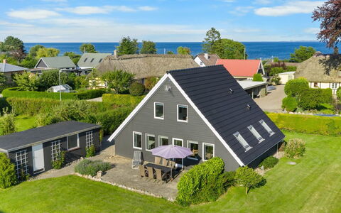 Begitte - 200M from the Sea: Blau, Strauch, Hütte, Ground, Garten, Estate, Schatten, Landscaping, Bauernhaus, Eco Hotel