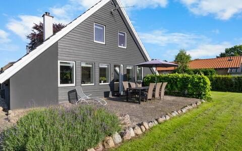 Begitte - 200M from the Sea: Blau, Strauch, Hütte, Ground, Garten, Estate, Schatten, Landscaping, Bauernhaus, Eco Hotel
