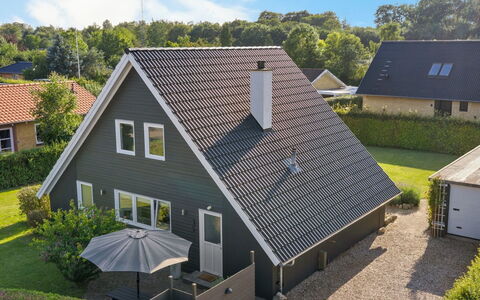 Begitte - 200M from the Sea: Blau, Strauch, Hütte, Ground, Garten, Estate, Schatten, Landscaping, Bauernhaus, Eco Hotel