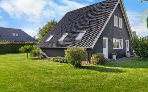 Begitte - 200M from the Sea: Blau, Strauch, Hütte, Ground, Garten, Estate, Schatten, Landscaping, Bauernhaus, Eco Hotel