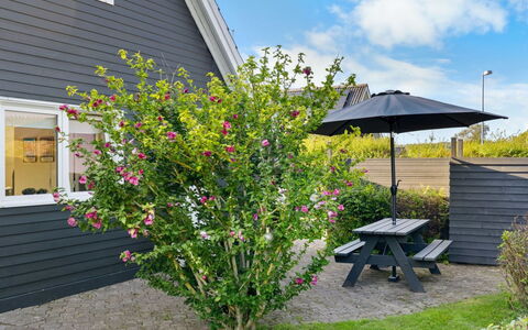 Begitte - 200M from the Sea: Blau, Strauch, Hütte, Ground, Garten, Estate, Schatten, Landscaping, Bauernhaus, Eco Hotel