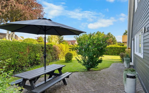 Begitte - 200M from the Sea: Blau, Strauch, Hütte, Ground, Garten, Estate, Schatten, Landscaping, Bauernhaus, Eco Hotel