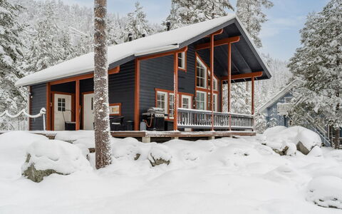 Blue Lake Villa: Bett, Möbel, Schlafzimmer, Interior Design, Bedding, Bettdecke, Flooring, Holz, Fussboden, Zimmer