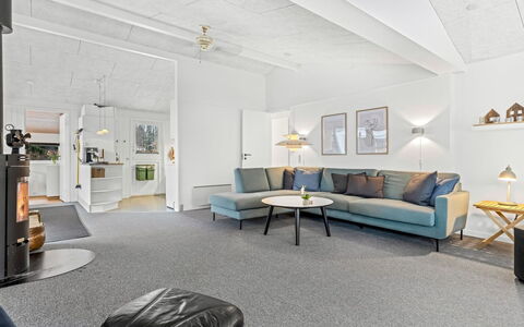 Frethi - 30Km from the Sea: Möbel, Interior Design, Couch, Flooring, Fussboden, Decke, Wohnzimmer, Zimmer, Light Fixture, Wohnung