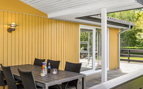 Frethi - 30Km from the Sea: Holz, Flooring, Veranda, Fussboden, Holzbeize, Holzboden, Hartholz, Deck, Tür, Schatten