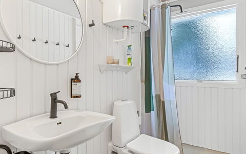 Frethi - 30Km from the Sea: Armatur, Interior Design, Sinken, Flooring, Badezimmer, Bad Sink, Fussboden, Installation, Toilette, Zapfhahn