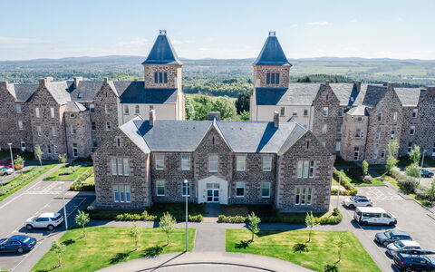 Great Glen View: Stadt, Landschaft, Menschliche Siedlung, Estate, Mittelalterliche Architektur, Villa, Turm, Kirchturm, Schloss