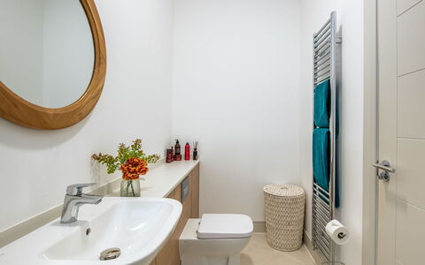 Great Glen View: Badezimmer, Armatur, Interior Design, Flooring, Bad Sink, Badezimmerschrank, Fussboden, Toilette, Sinken, Zapfhahn