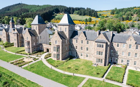 Great Glen View: Landschaft, Estate, Stattliches Heim, Villa, Mittelalterliche Architektur, Schloss, Landscaping, Historisches Haus