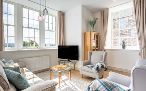 Great Glen View: Möbel, Interior Design, Flooring, Fussboden, Couch, Wand, Holz, Decke, Zimmer, Wohnzimmer