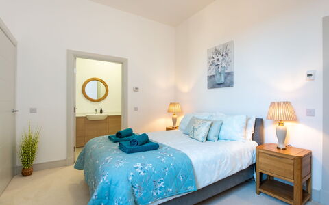 Great Glen View: Möbel, Bett, Schlafzimmer, Interior Design, Holz, Decke, Fussboden, Bettdecke, Flooring, Zimmer
