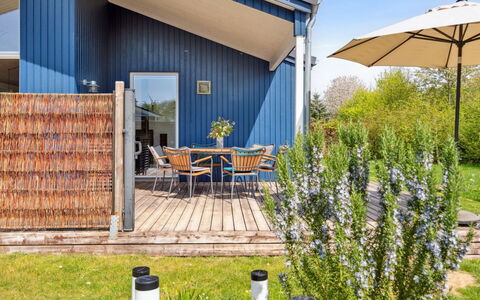 Snari - 700M from the Sea: Flooring, Wand, Fussboden, Interior Design, Holz, Decke, Holzboden, Beleuchtung, Möbel, Laminatboden