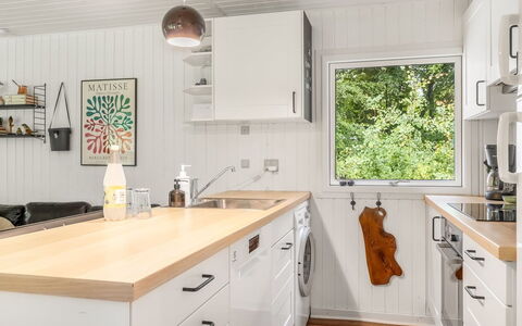 Gitten - from the Sea: Küche, Countertop, Küchengerät, Interior Design, Flooring, Möbel, Holz, Cabinetry, Major Appliance, Haushaltsgerät