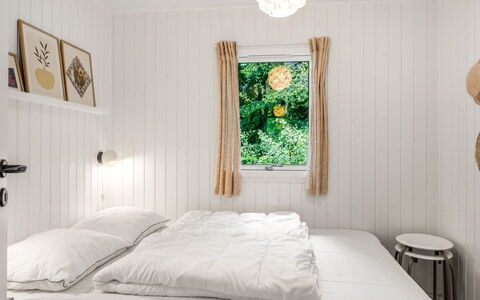 Gitten - from the Sea: Schlafzimmer, Bett, Interior Design, Holz, Decke, Bedding, Möbel, Bettdecke, Fussboden, Flooring