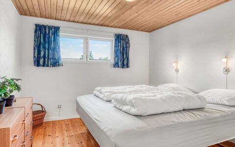 Rathi - from the Sea: Schlafzimmer, Bett, Holz, Bettdecke, Decke, Interior Design, Bedding, Bettrahmen, Fussboden, Möbel