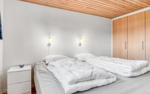 Rathi - from the Sea: Schlafzimmer, Bett, Holz, Decke, Interior Design, Bettdecke, Bedding, Fussboden, Beleuchtung, Möbel