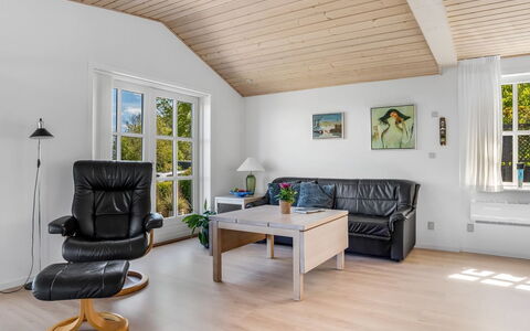 Welma - 200M from the Sea: Möbel, Interior Design, Flooring, Holz, Fussboden, Holzboden, Couch, Decke, Wohnzimmer, Zimmer