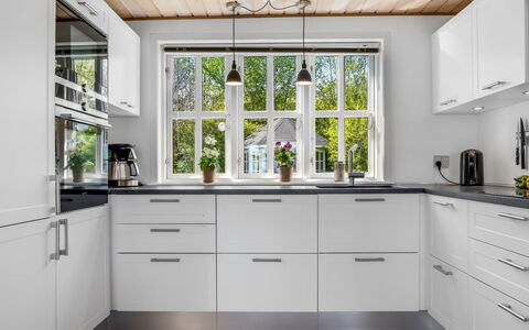 Welma - 200M from the Sea: Küche, Countertop, Cabinetry, Küchengerät, Holz, Flooring, Interior Design, Major Appliance, Zuhause, Schublade