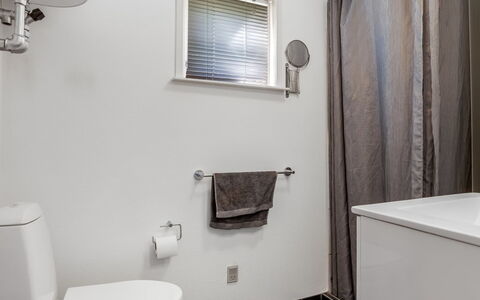 Welma - 200M from the Sea: Toilleten Sitz, Badezimmer, Armatur, Toilette, Flooring, Fussboden, Interior Design, Installation, Sinken, Zapfhahn