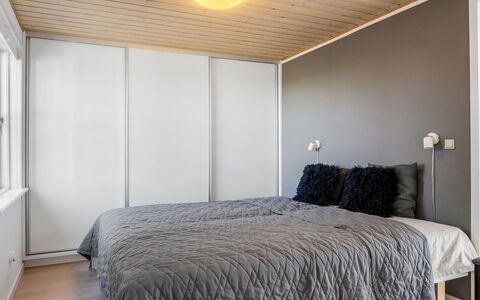 Welma - 200M from the Sea: Interior Design, Schlafzimmer, Holz, Flooring, Decke, Bett, Möbel, Fussboden, Beleuchtung, Bedding