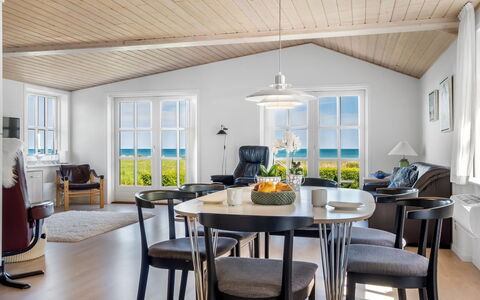 Welma - 200M from the Sea: Möbel, Interior Design, Flooring, Tabelle, Holz, Fussboden, Stuhl, Decke, Küche & Esszimmer Tisch, Esszimmer