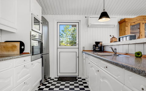 Balthasar - 400M from the Sea: Küche, Flooring, Countertop, Major Appliance, Küchengerät, Fussboden, Cabinetry, Interior Design, Zapfhahn, Sinken