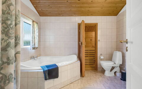 Balthasar - 400M from the Sea: Interior Design, Flooring, Fussboden, Armatur, Holz, Decke, Badezimmer, Badewanne, Zimmer, Installation