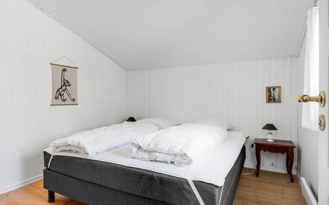 Balthasar - 400M from the Sea: Schlafzimmer, Bett, Bedding, Bettdecke, Fussboden, Flooring, Linens, Zuhause, Bettrahmen, Decke